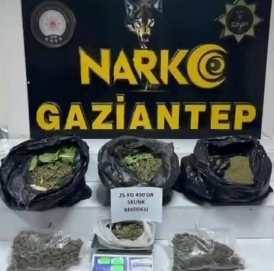 Gaziantep&rsquo;te 22 kilo skunk ile &ccedil;ok sayıda silah ele ge&ccedil;irildi: 7 g&ouml;zaltı
