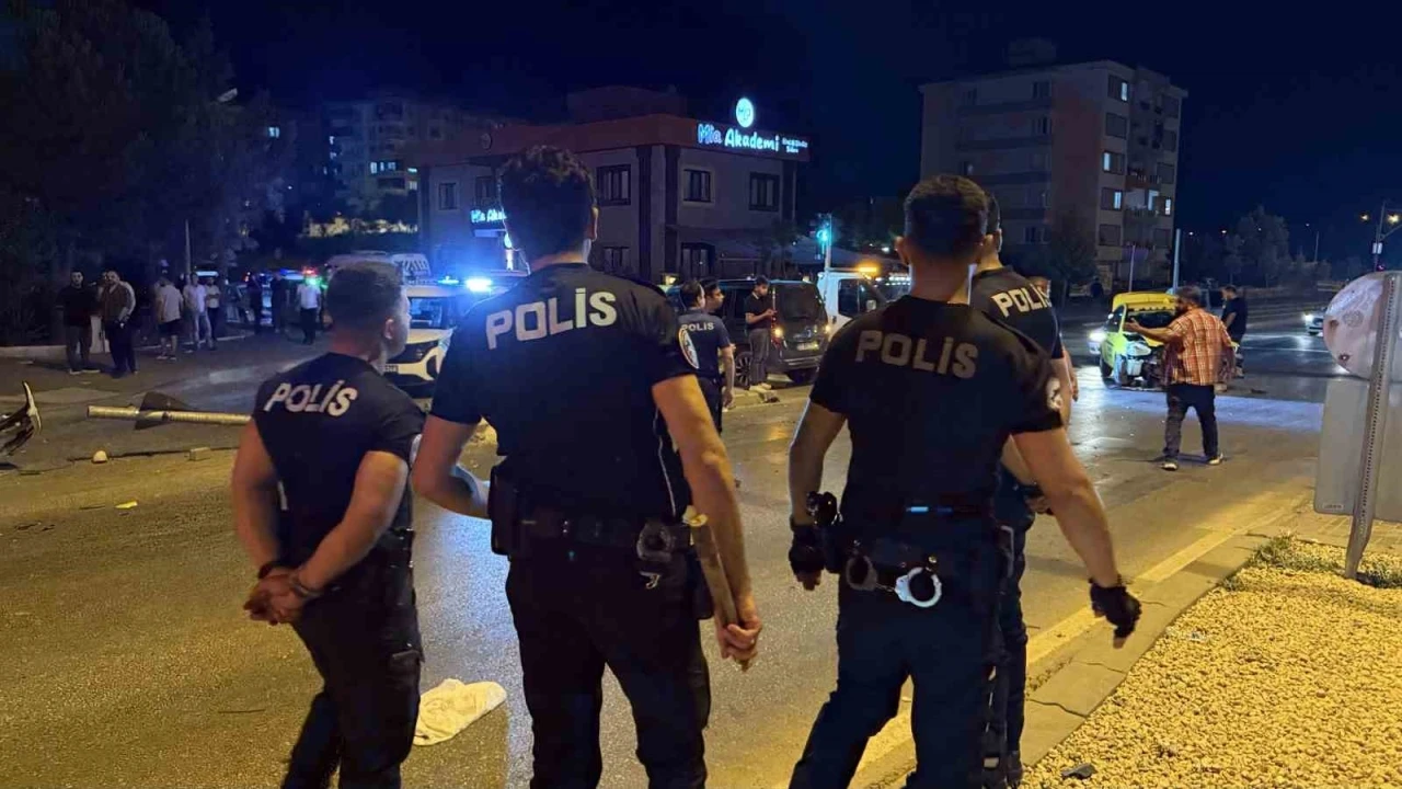 Gaziantep’te 3 otomobilin karıştığı kazada ortalık savaş alanına döndü: 6 yaralı, 12 gözaltı