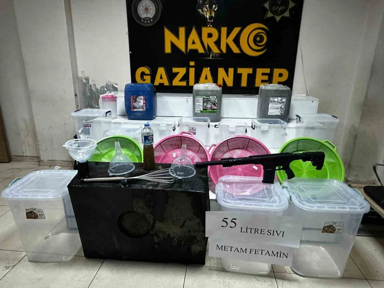 Gaziantep&rsquo;te 55 litre sıvı metamfetamin ele ge&ccedil;irildi, 3 şahıs tutuklandı
