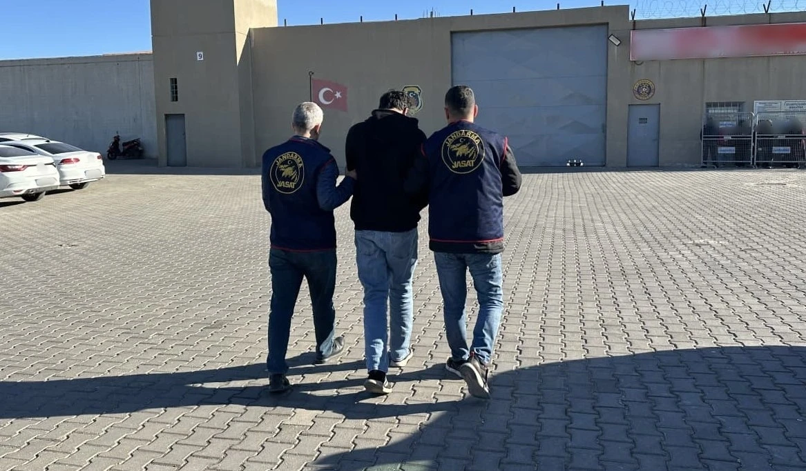 Gaziantep&rsquo;te 6 ayrı su&ccedil;tan 10 yıldır firari olan şahsı jandarma yakaladı
