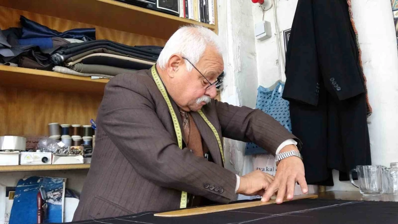 Gaziantep’te 67 yaşındaki terzi ustası, elinden kitabı düşürmüyor

