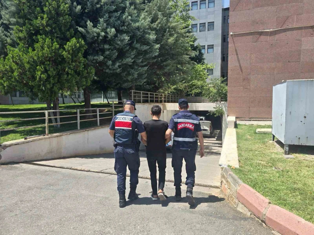 Gaziantep’te 7 ayrı suç kaydı bulunan şahsı jandarma yakaladı
