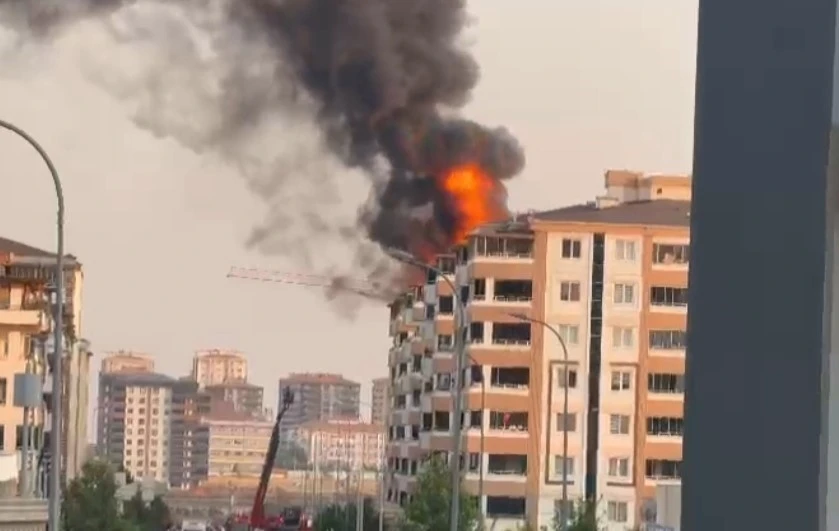 Gaziantep’te 7 katlı binanın çatısı alev alev yandı
