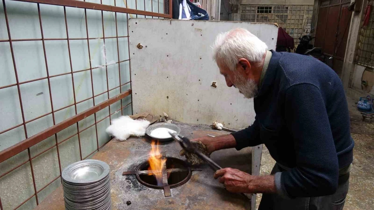 Gaziantep’te 80 yaşındaki kalay ustası mesleğini 70 yıldır sürdürüyor
