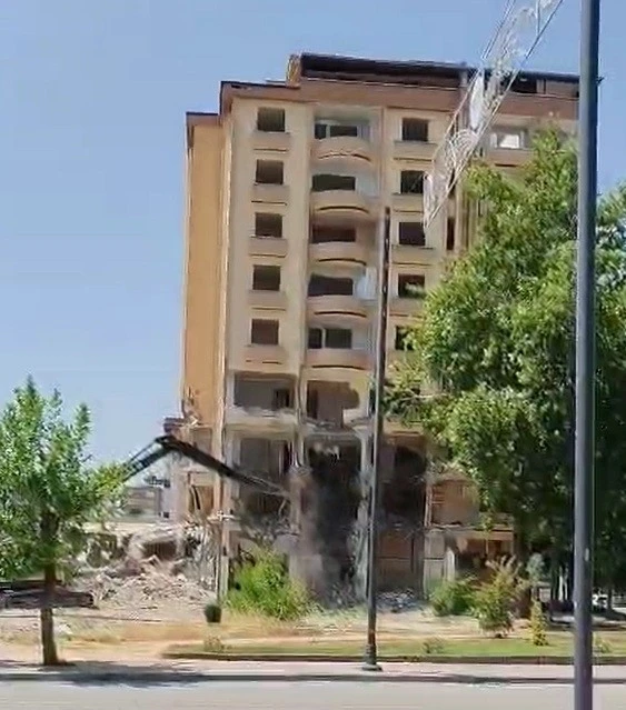 Gaziantep’te ağır hasarlı bina kontrollü şekilde yıkıldı
