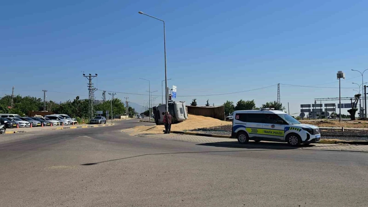 Gaziantep&rsquo;te arpa y&uuml;kl&uuml; tır kavşakta yan yattı: 1 yaralı
