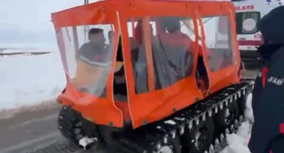 Gaziantep&rsquo;te d&uuml;ş&uuml;k riski olan hamile kadın paletli kar aracıyla kurtarıldı
