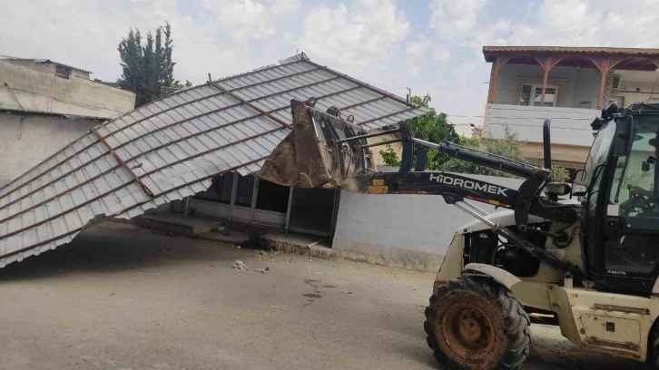 Gaziantep’te etkili olan rüzgar bir evin çatısını uçurdu
