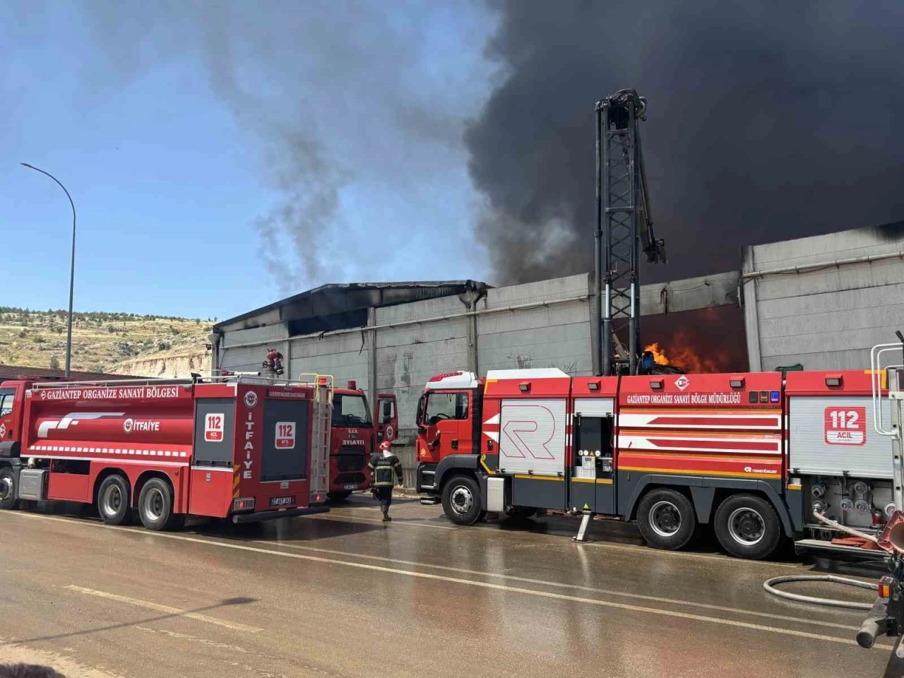 Gaziantep’te fabrika yangınına müdahale sürüyor