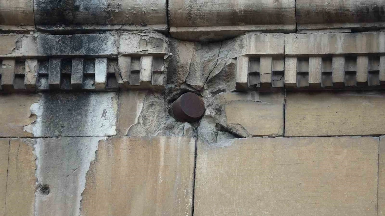 Gaziantep&rsquo;te Fransız zulm&uuml;n&uuml;n 104 yıllık izi: Sivil halka atılan top mermisi hala duvarda duruyor
