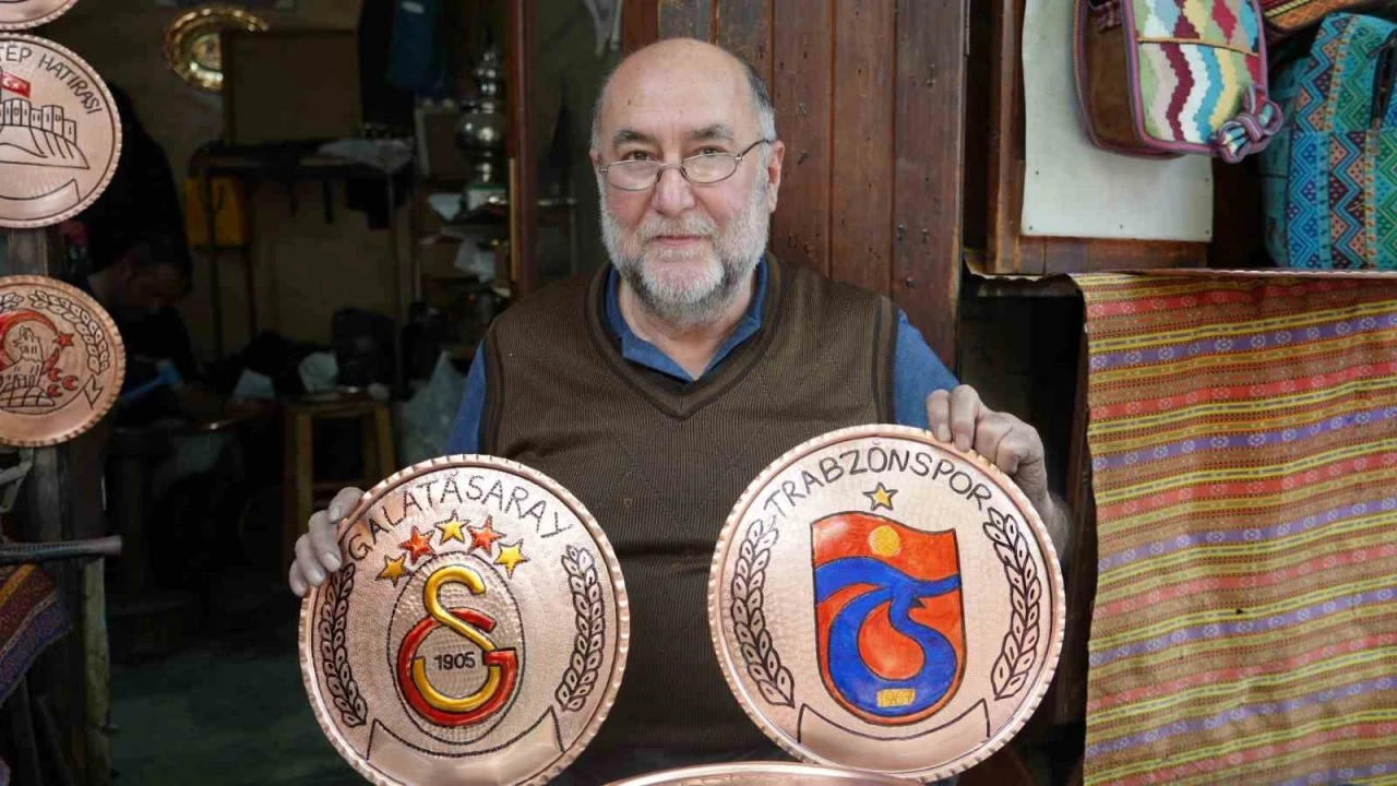 Gaziantep’te Galatasaray ve Trabzonspor’un logoları ilmek ilmek bakıra işleniyor
