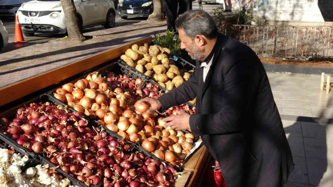 Gaziantep&rsquo;te gen&ccedil;lerden duygulandıran &ouml;rnek davranış: Soğan aldılar, parasını kameraya g&ouml;sterip bıraktılar
