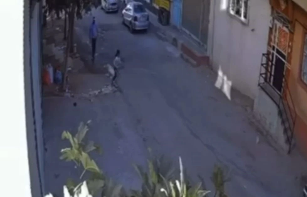 Gaziantep’te güpegündüz çocuk kaçırma girişimi son anda engellendi
