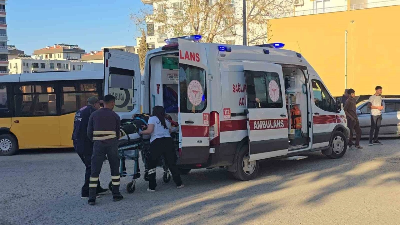 Gaziantep&rsquo;te hafif ticari ara&ccedil; ile &ccedil;arpışan motosikletli yaralandı
