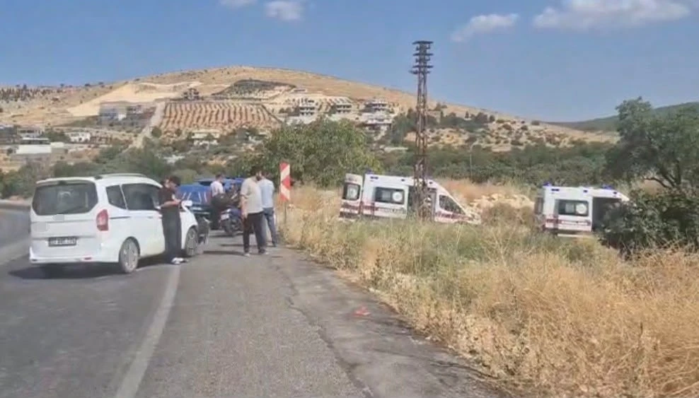 Gaziantep&rsquo;te hafif ticari ara&ccedil; ile otomobil &ccedil;arpıştı: 3 yaralı
