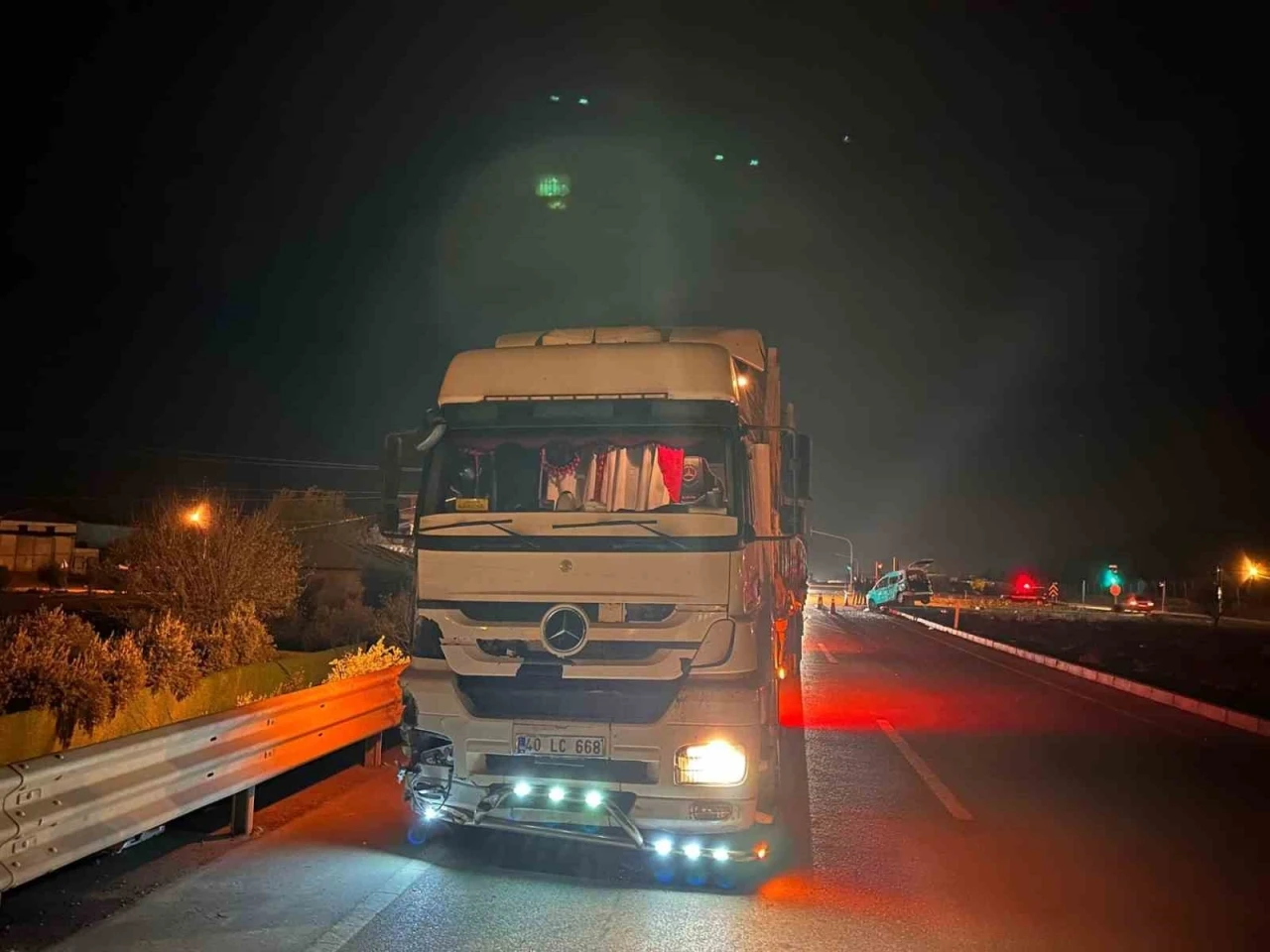 Gaziantep&rsquo;te hafif ticari ara&ccedil; ile tır &ccedil;arpıştı: 2&rsquo;si &ccedil;ocuk 3 yaralı
