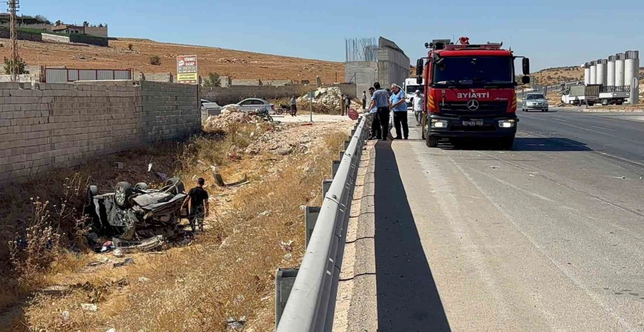 Gaziantep’te hafif ticari aracın çarptığı otomobil ters döndü: Aynı aileden 4’ü çocuk 6 yaralı
