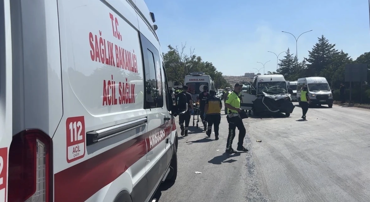 Gaziantep&rsquo;te iş&ccedil;i servisi tıra arkadan &ccedil;arptı: 11 yaralı
