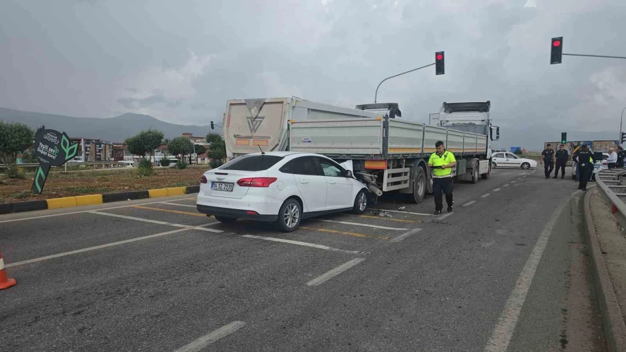 Gaziantep’te ışıkta bekleyen tıra çarpan otomobilin sürücüsü yaralandı
