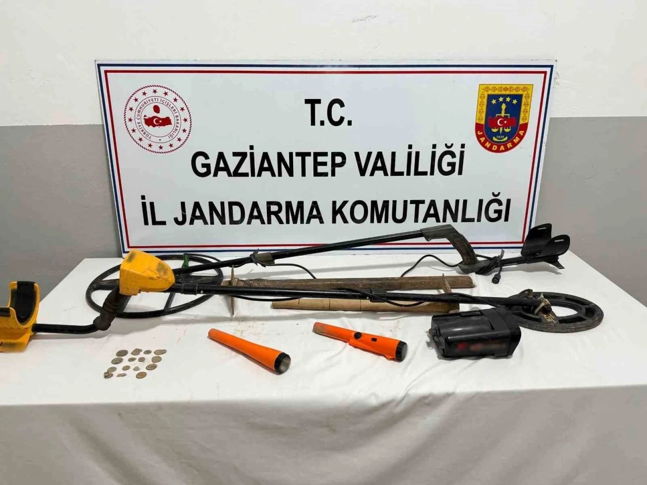 Gaziantep&rsquo;te ka&ccedil;ak kazı yapan 2 şahıs su&ccedil;&uuml;st&uuml; yakalandı: 15 adet tarihi sikke ele ge&ccedil;irildi
