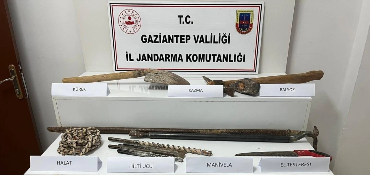 Gaziantep&rsquo;te ka&ccedil;ak kazı yapan 2 şahsı jandarma yakaladı
