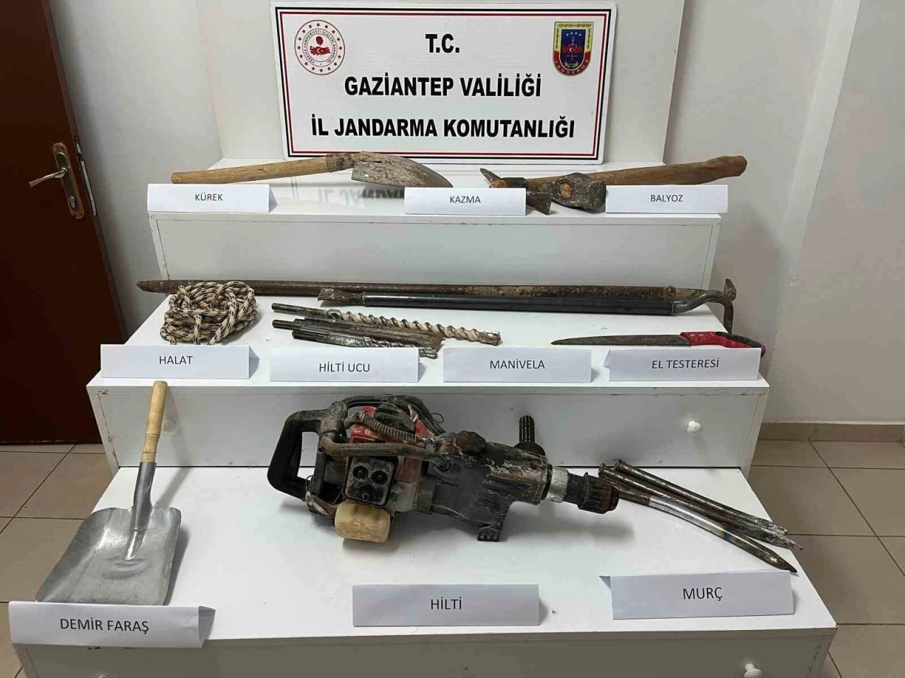 Gaziantep&rsquo;te ka&ccedil;ak kazı yapan 4 şahsı jandarma su&ccedil;&uuml;st&uuml; yakaladı
