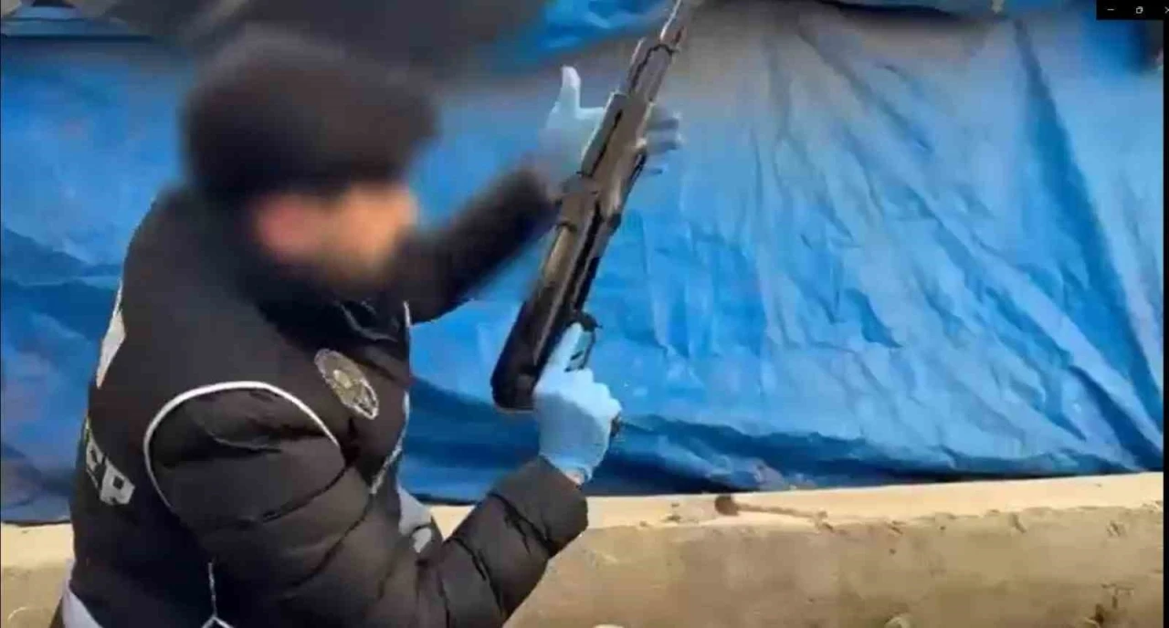 Gaziantep&rsquo;te ka&ccedil;ak silahları toprağa g&ouml;men 2 ş&uuml;pheli tutuklandı
