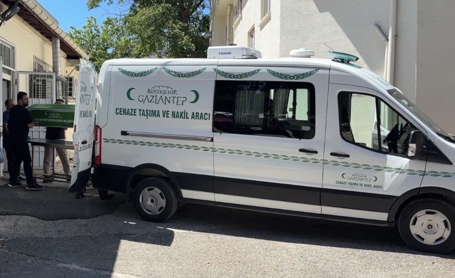 Gaziantep&rsquo;te kavşakta mendil satarken bı&ccedil;aklanan şahıs hayatını kaybetti
