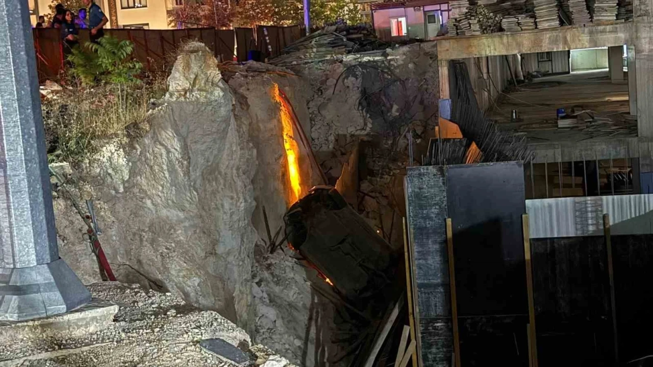 Gaziantep&rsquo;te kaza sonrası savrulan ara&ccedil; inşaat &ccedil;ukuruna u&ccedil;tu: 2&rsquo;si ağır 3 yaralı
