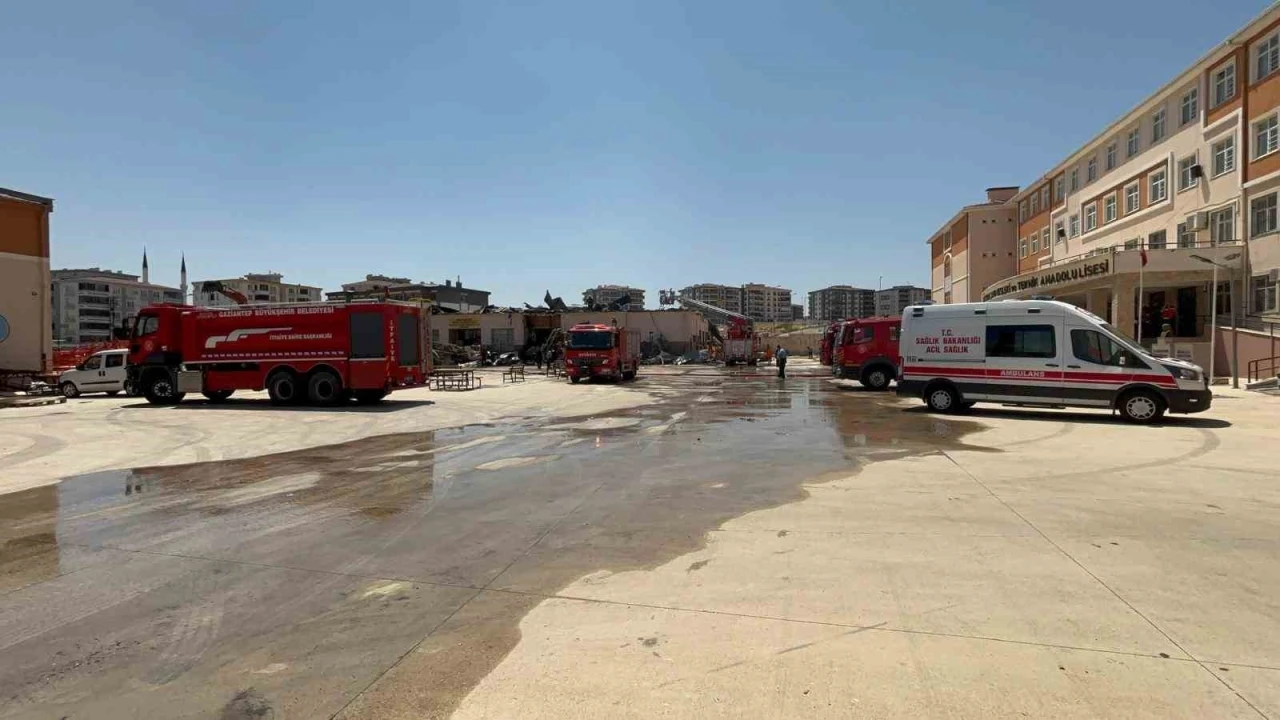 Gaziantep’te meslek lisesindeki yangın söndürüldü
