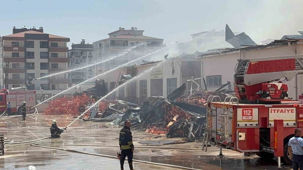 Gaziantep’te meslek lisesindeki yangına müdahale sürüyor
