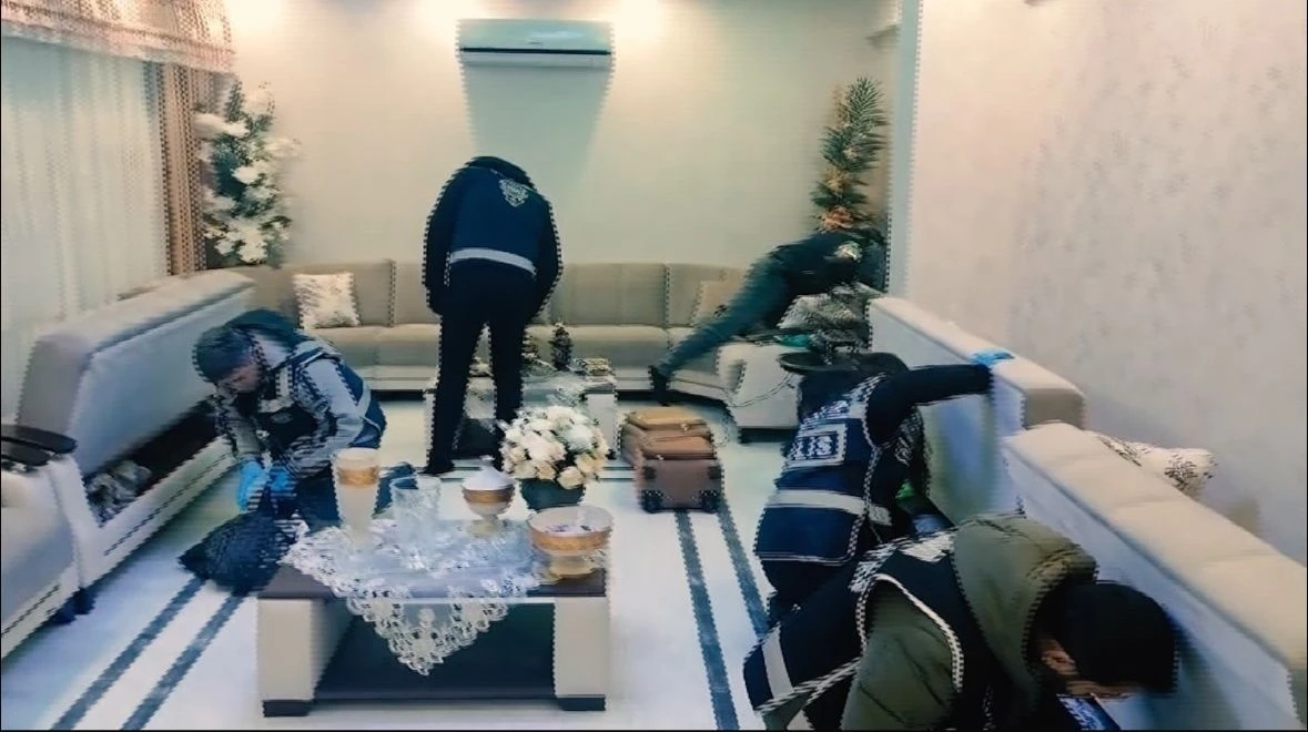 Gaziantep&rsquo;te nitelikli dolandırıcılık operasyonu: 25 adet ruhsatsız silah ele ge&ccedil;irildi
