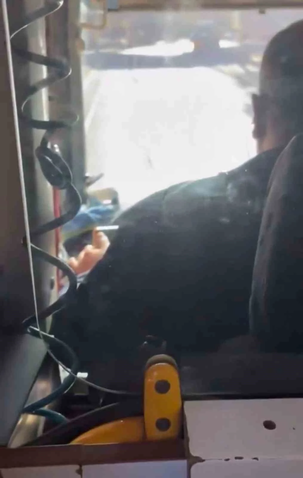 Gaziantep’te otobüs şoförü direksiyon başında video izlerken görüntülendi
