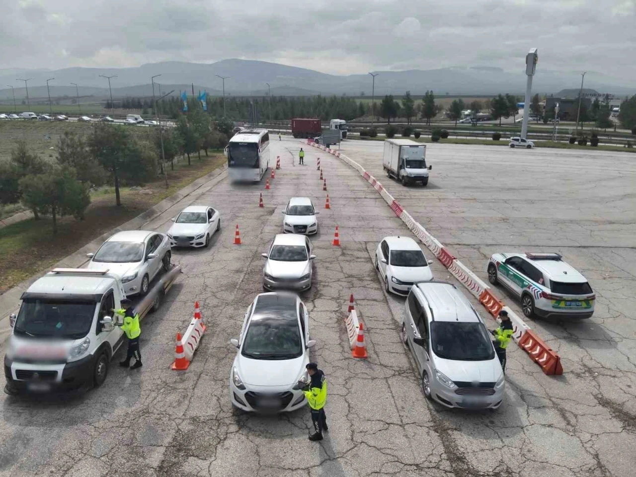 Gaziantep’te otoyolda kural ihlali yapan 99 araca 178 bin TL ceza
