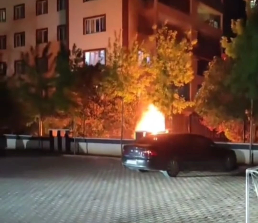 Gaziantep’te park halindeki otomobil alev topuna döndü
