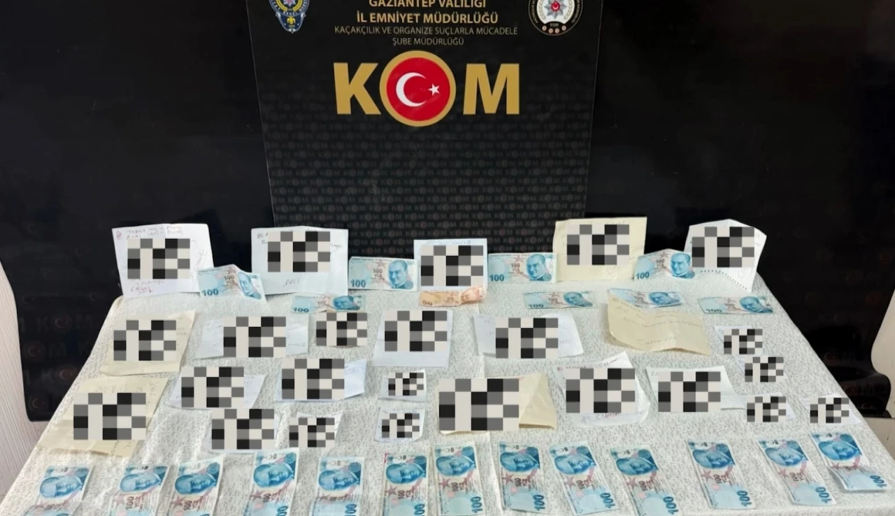 Gaziantep&rsquo;te pes dedirten operasyon: B&uuml;y&uuml; ve beddua i&ccedil;erikli kağıtlar şoke etti
