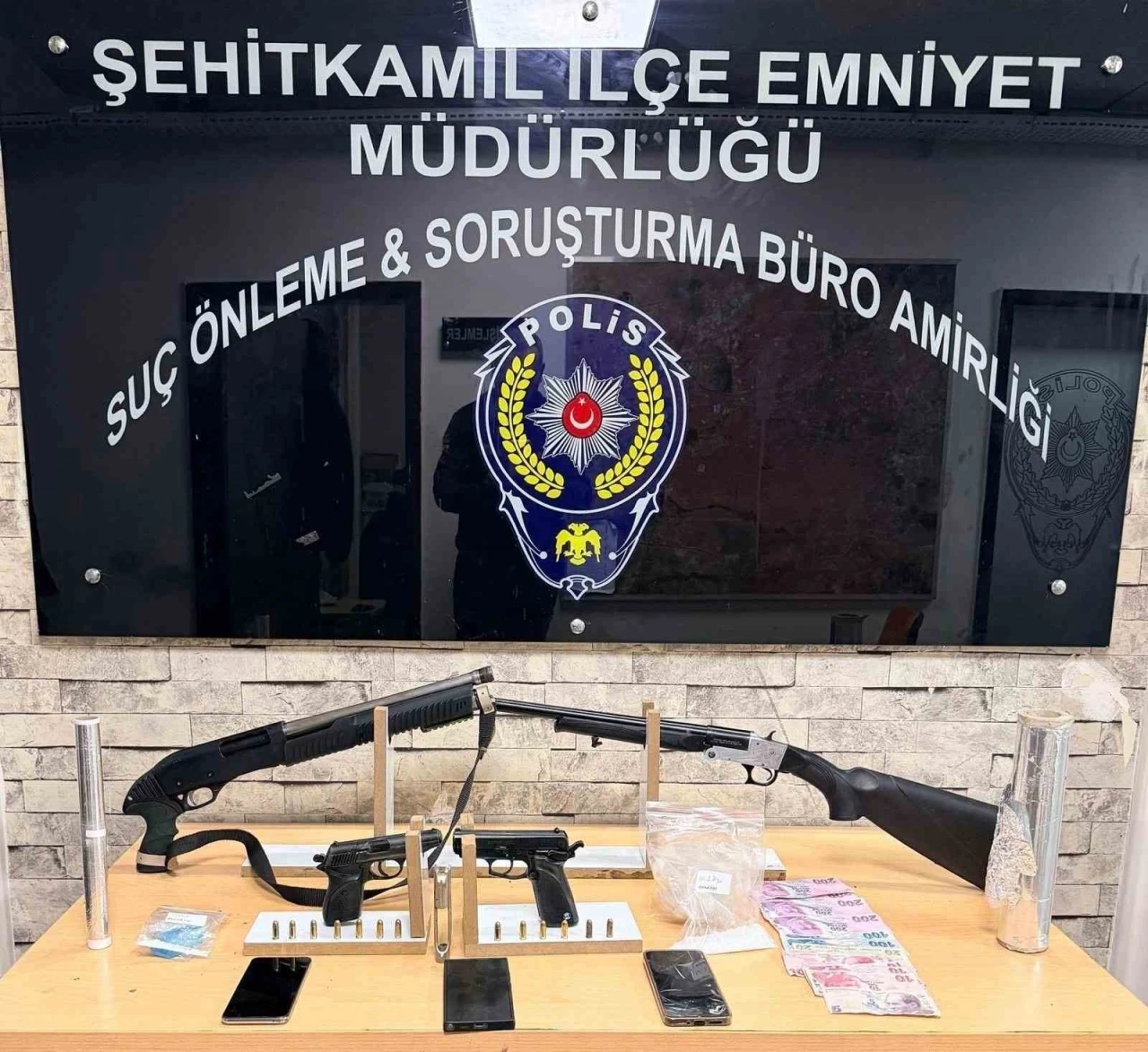 Gaziantep&rsquo;te ruhsatsız 2 t&uuml;fek ile 8 tabanca ele ge&ccedil;irildi: 5 g&ouml;zaltı
