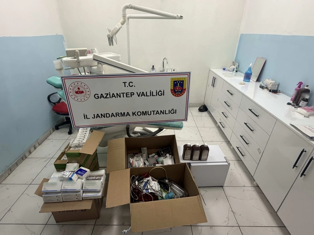 Gaziantep&rsquo;te ruhsatsız diş kliniğine jandarma operasyonu: 2 sahte doktor yakalandı
