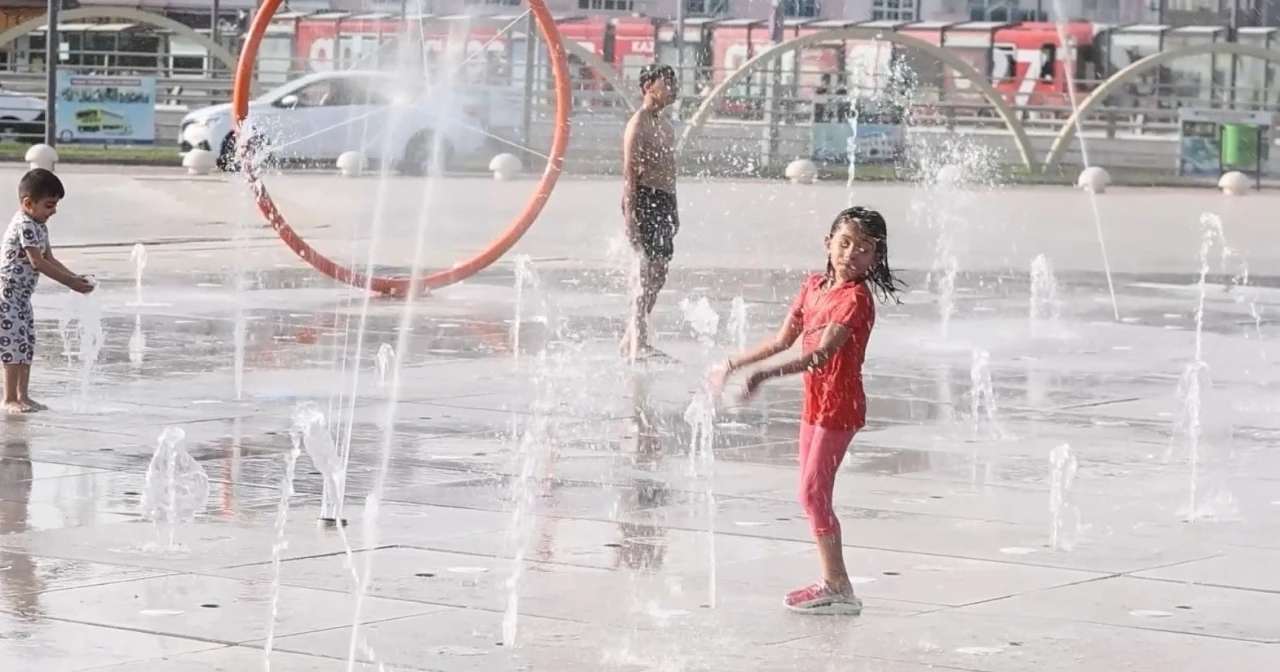 Gaziantep’te sıcaktan bunalan vatandaşlar Şahinbey parklarında serinliyor
