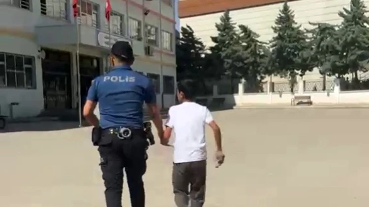 Gaziantep&rsquo;te sınava ge&ccedil; kalan ve belgesini unutan &ouml;ğrencilerin yardımına polis yetişti
