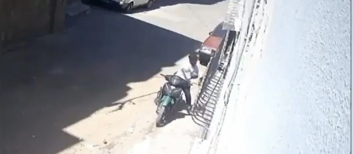 Gaziantep&rsquo;te tepki &ccedil;eken g&ouml;r&uuml;nt&uuml;: K&uuml;&ccedil;&uuml;k kızını darbedip motosikletle s&uuml;r&uuml;kleyen baba g&ouml;zaltına alındı
