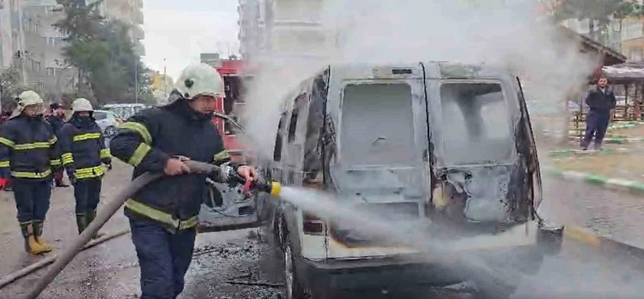 Gaziantep&rsquo;te ticari ara&ccedil; alev alev yandı

