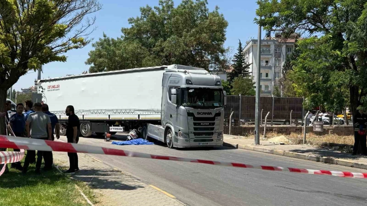 Gaziantep’te tırın altında kalan motosikletteki 2 kişi hayatını kaybetti
