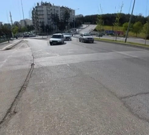Gaziantep&rsquo;te trafikte ilgin&ccedil; g&ouml;r&uuml;nt&uuml;: Seyir halindeki otomobilin lastiği yerinden &ccedil;ıktı
