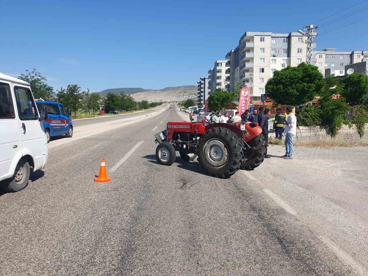 Gaziantep’te traktör ile çarpışan araç kanala uçtu: 4 yaralı
