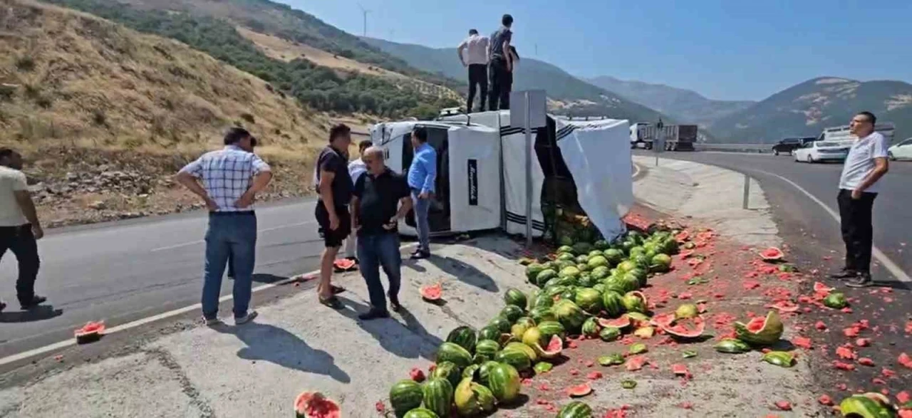 Gaziantep’te virajı alamayan karpuz yüklü kamyonet yan yattı
