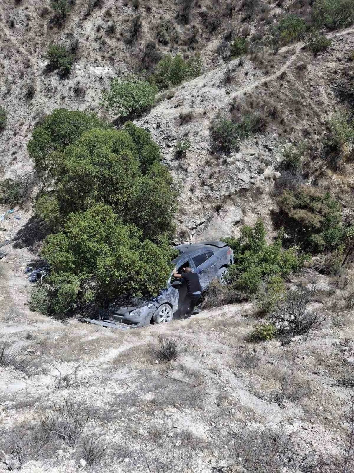 Gaziantep’te virajı alamayan otomobil dere yatağına uçtu, yaralanan olmadı
