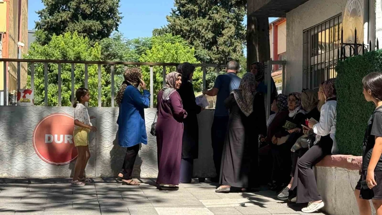 Gaziantep’te YKS’ye geç kalan öğrenci içeri alınmadı
