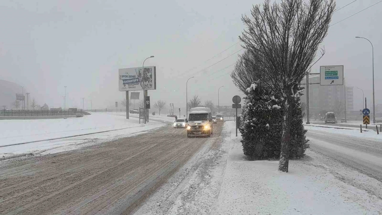 Gaziantep&rsquo;te yoğun kar yağışı etkili oluyor
