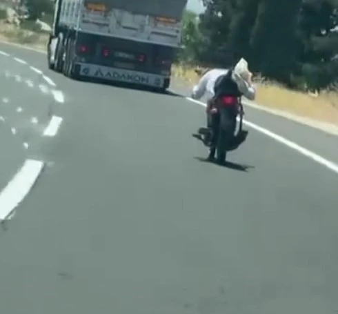 Gaziantep&rsquo;te yoğun trafikte tehlikeli motosiklet yolculuğu
